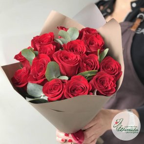 Букет с красными розами и эвкалиптом