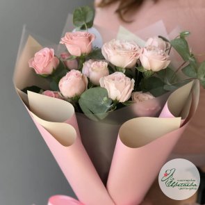 Нежный букет с розовыми кустовыми розами