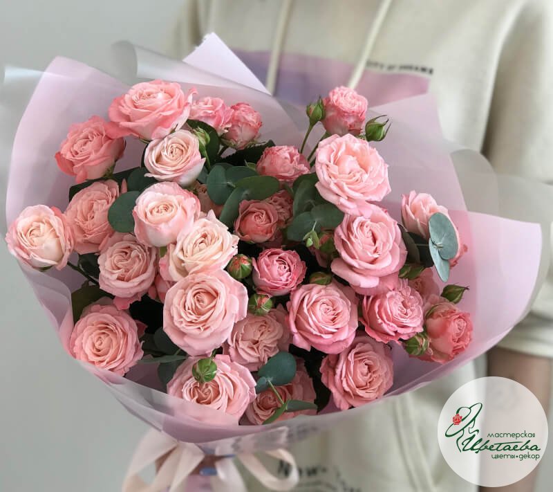 Букет из 9 крупных кустовых роз сорта «Бомбастик PREMIUM»
