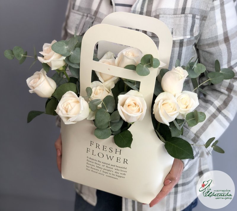 Белые розы с эвкалиптом в цветочной сумочке