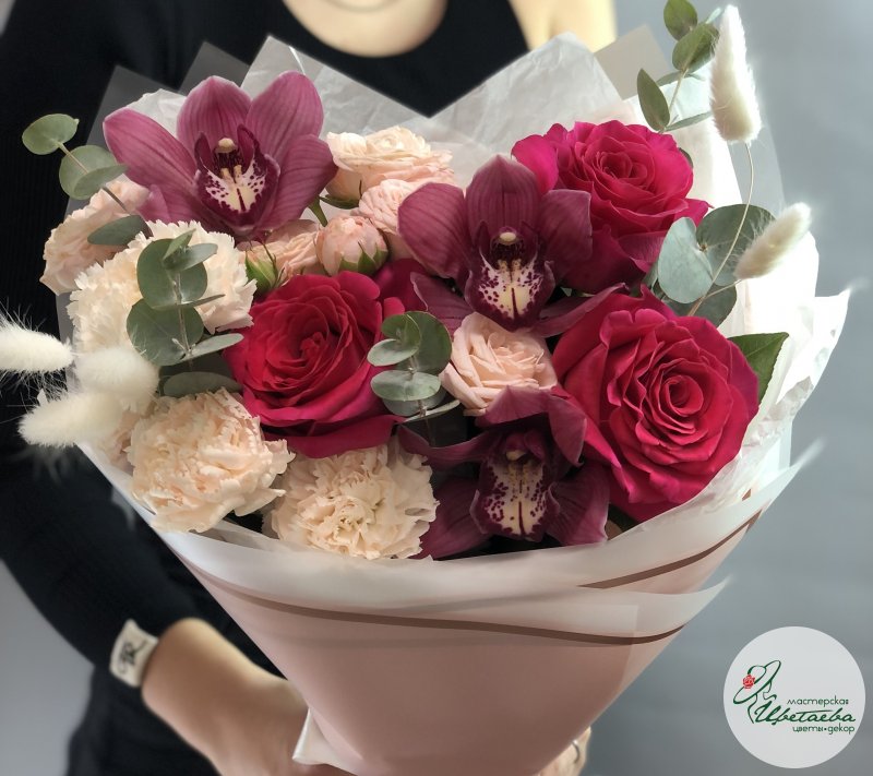 Яркий букет с розами и орхидеей Цимбидиум