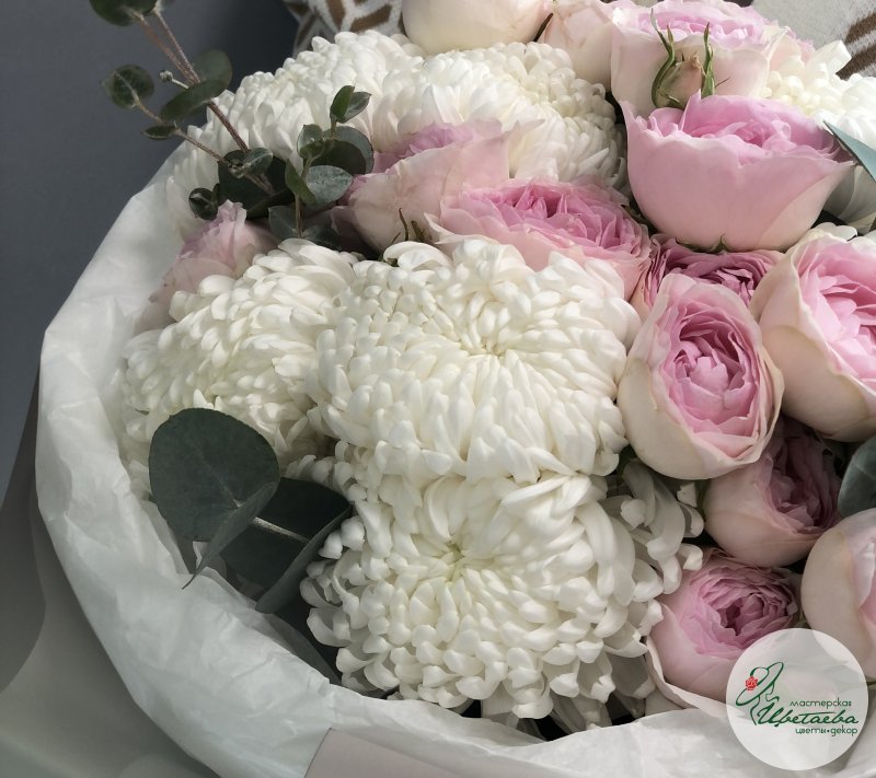 Букет «Мамина нежность» с хризантемой и кустовой пионовидной розой