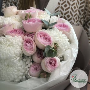 Букет «Мамина нежность» с хризантемой и кустовой пионовидной розой