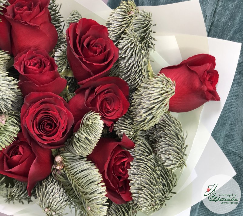 Зимний букет с красными розами