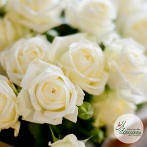Букет из 9 белых кустовых роз