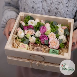 Цветы и сладости в ящике с питерскими конфетами «Счастье»