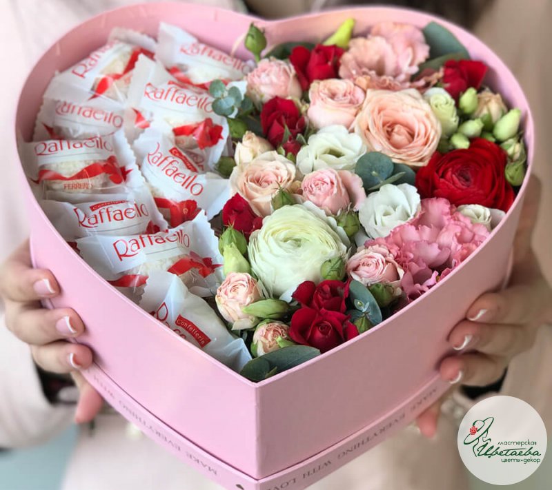 Сердце из роз в розовой коробке с шоколадом Мамочке