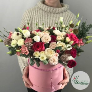 Букет с классической кустовой розой в шляпной коробке