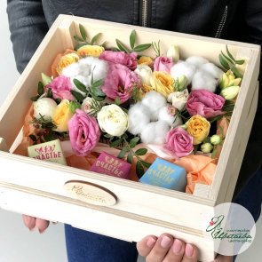 Ящик с цветами и конфетами