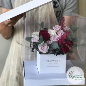 Цветы в коробке в день учителя