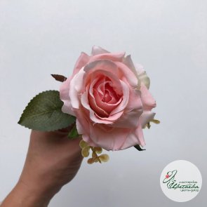 Искусственная нежно-розовая роза