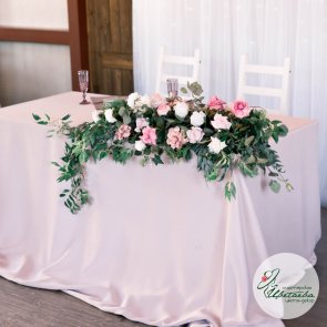 Оформление стола молодоженов в розовом цвете