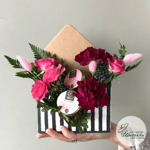 Цветы и сладости в коробке-конверте