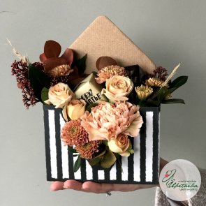 Коробка-конверт с конфетами и цветами