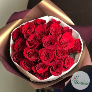 21 роза на День всех влюбленных