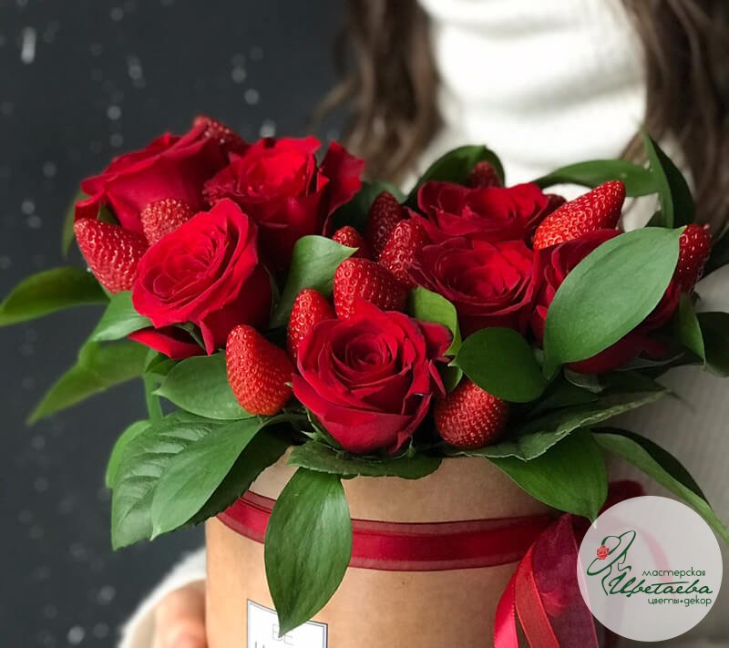 Шляпная коробка с розами и клубникой