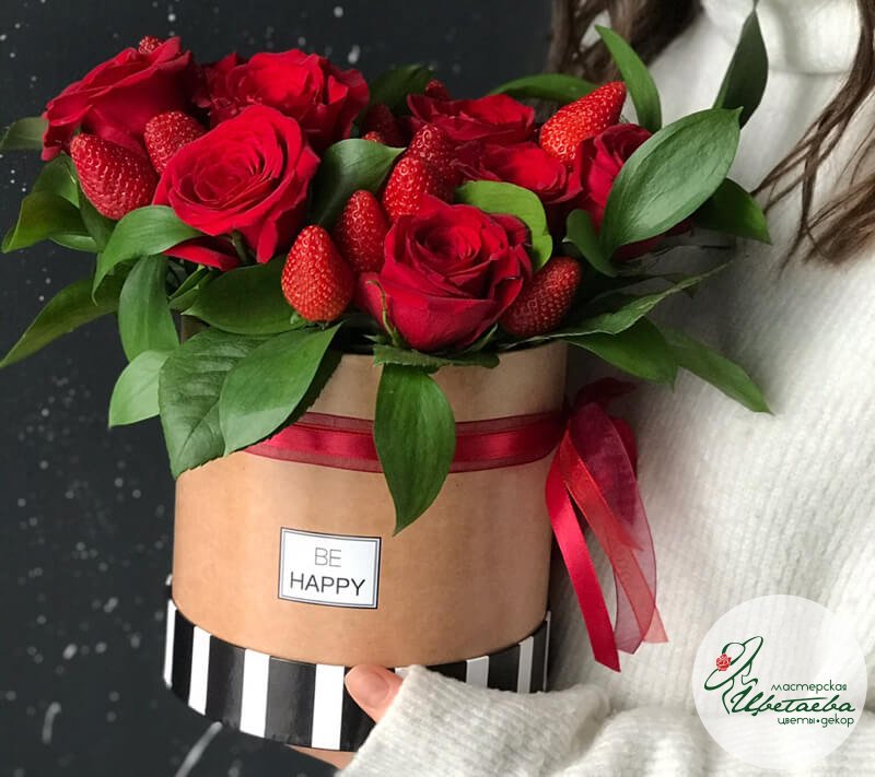 Шляпная коробка с розами и клубникой