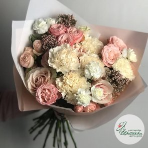 Букет для девушки с гвоздикой и розами