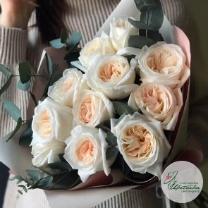 Пионовидные розы с эвкалиптом на 8 марта