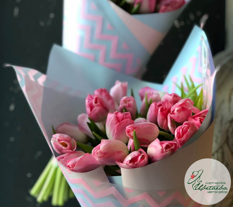 Букет из розовых классических тюльпанов