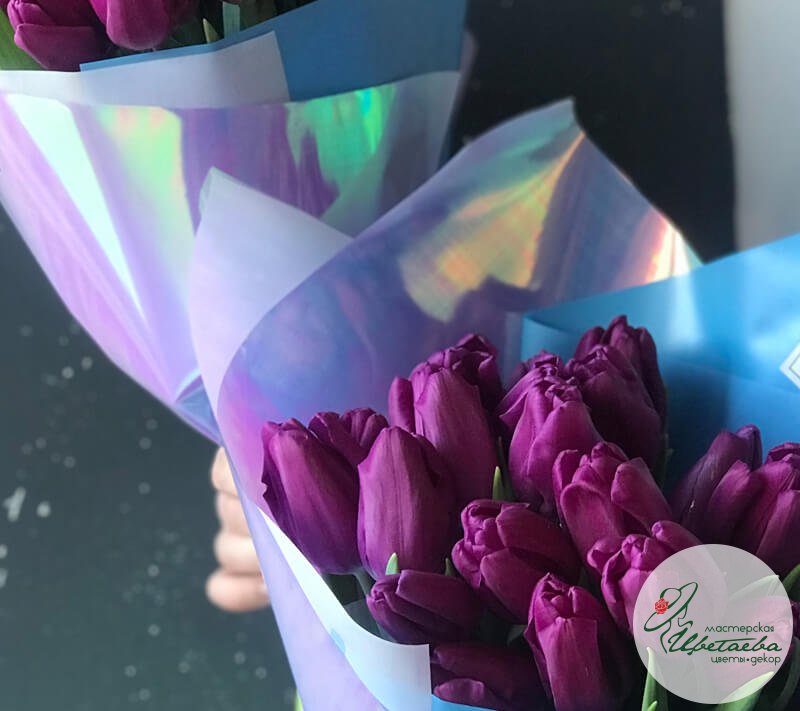 Букет из фиолетовых классических тюльпанов