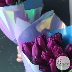 Букет из фиолетовых классических тюльпанов