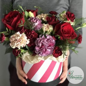 Шляпная коробка с гвоздиками и розами