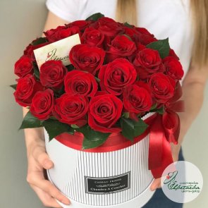Шляпная коробка с 29 красных роз
