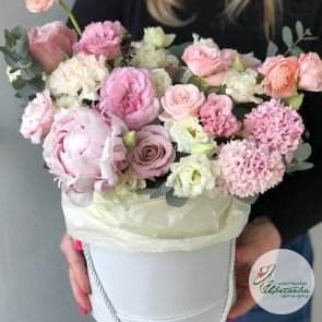 Шляпная коробка с цветами и сладостями