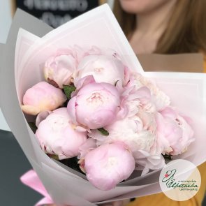 Букет из 9 нежных розовых пионов
