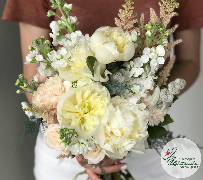 Свадебный букет с астильбой и кустовой розой