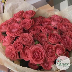 Нежный букет из 13 кустовых роз