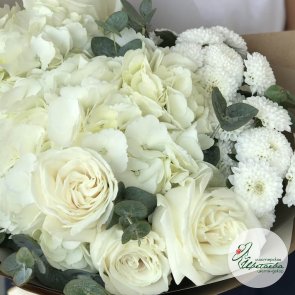 Белоснежный букет с гортензиями и розами
