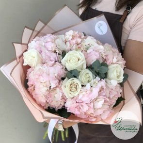 Нежно-розовый букет с белыми розами