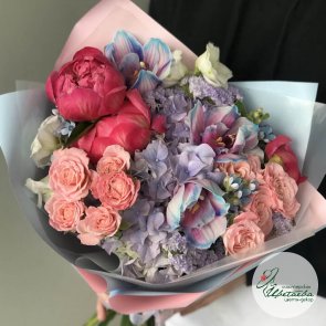 Яркий сборный букет с пионами и розами