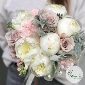 Букет невесты с брунией, пионами и розой