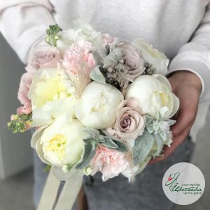 Букет невесты с брунией, пионами и розой