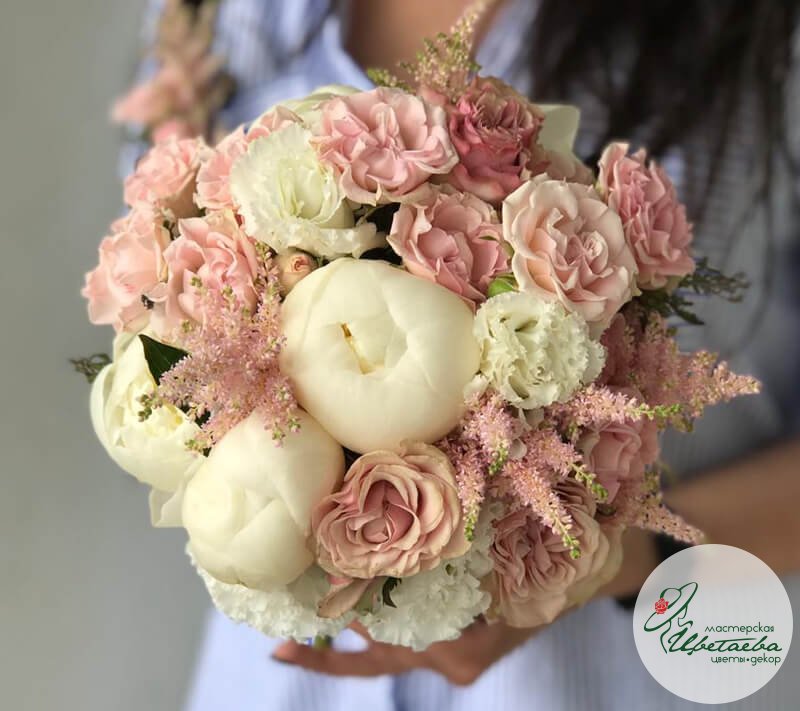 Букет невесты с кустовой розой и пионами