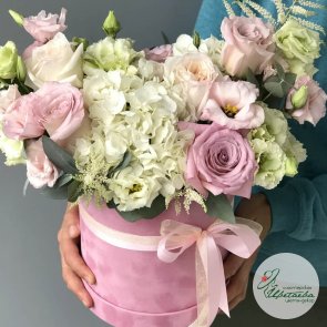 Розовая шляпная коробка с цветами