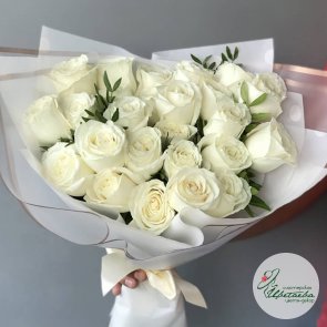 25 белых роз с фистацией