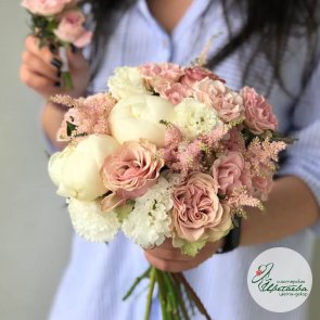 Букет невесты с кустовой розой и пионами