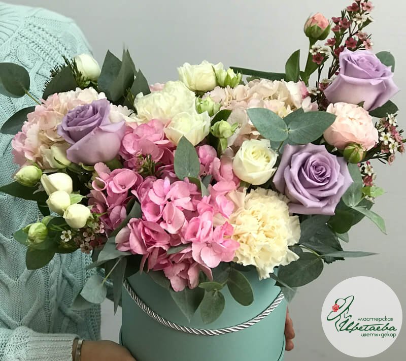 Цветы в шляпной коробке для мамы