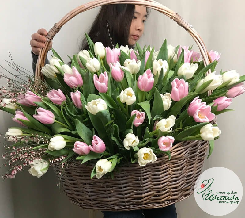 Большая корзина тюльпанов на 14 февраля