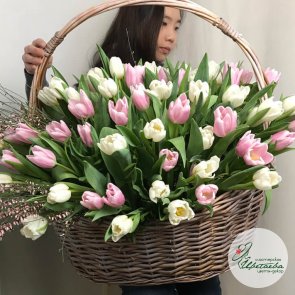 Большая корзина тюльпанов на 14 февраля