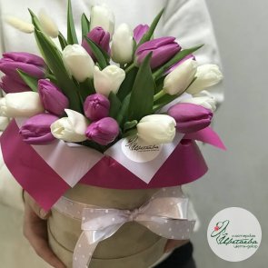 Шляпная коробка с белыми и розовыми тюльпанами