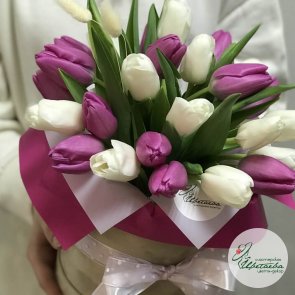 Шляпная коробка с белыми и розовыми тюльпанами