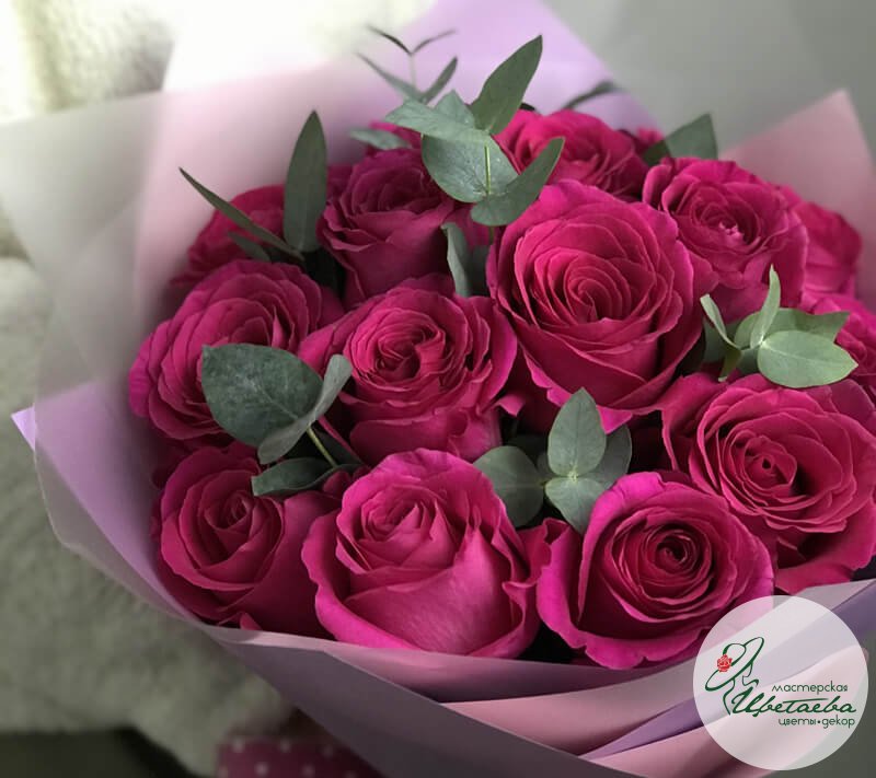 15 малиновых роз сорта Пинк Флойд с эвкалиптом