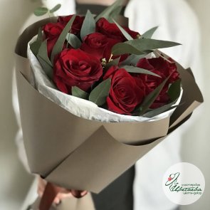 9 красных роз с эвкалиптом