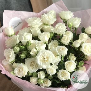 Букет из 11 белых кустовых роз