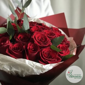 Букет из 15 красных роз с эвкалиптом в крафте